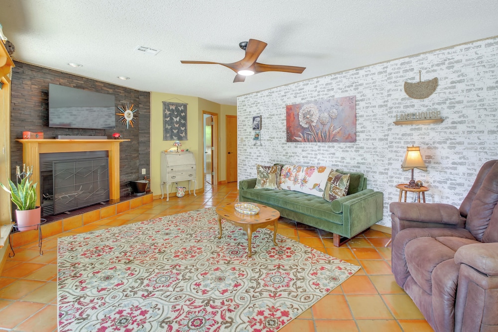 Secluded Lake Hamilton Access: Hot Springs Home