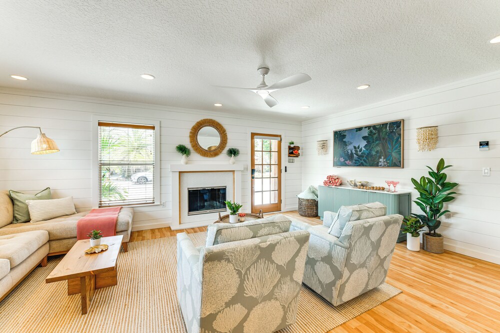 Walk to Gulf: Luxe Luau-themed Gem in Holmes Beach