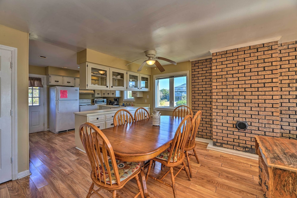 'east of the Sun' Beachside Apartment w/ Deck! view 4