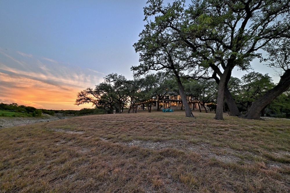 Luxury Lakefront Escape on Lake Travis
