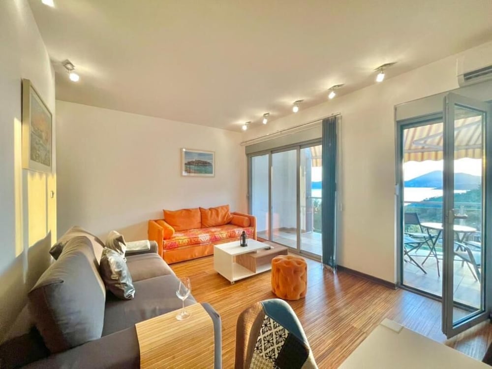 Seaview Couple Studio with pool Przno view 4