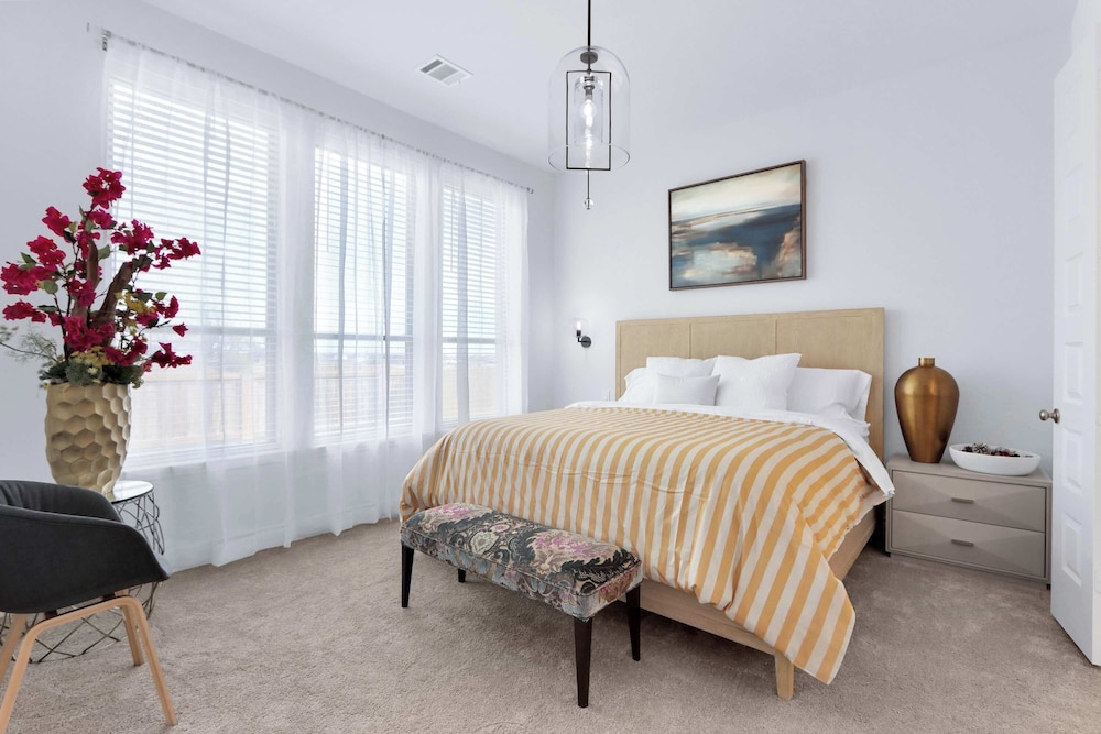 Legacy Haus Modern Stay for 8!