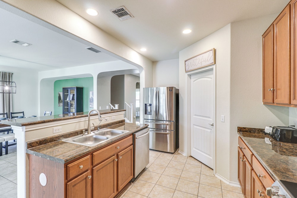 10 Mi to Dtwn Austin: Family Home w/ Communal Pool