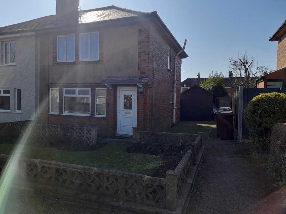 House-sleeps 5-parking-bbq-garden-patio