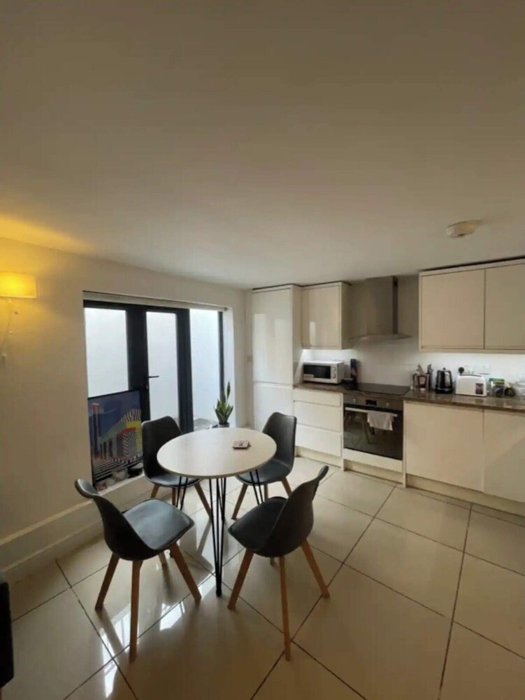 Spacious & Charming 3BD Flat - Fulham