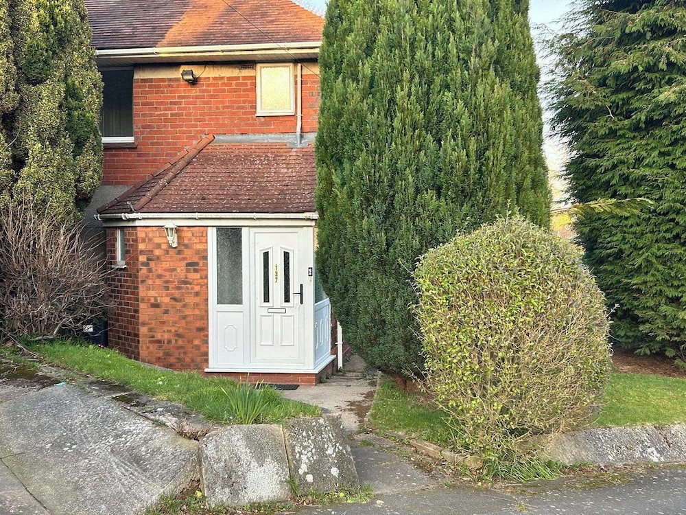 Cosy 3-bed Retreat - Garden, Parking & Bbq