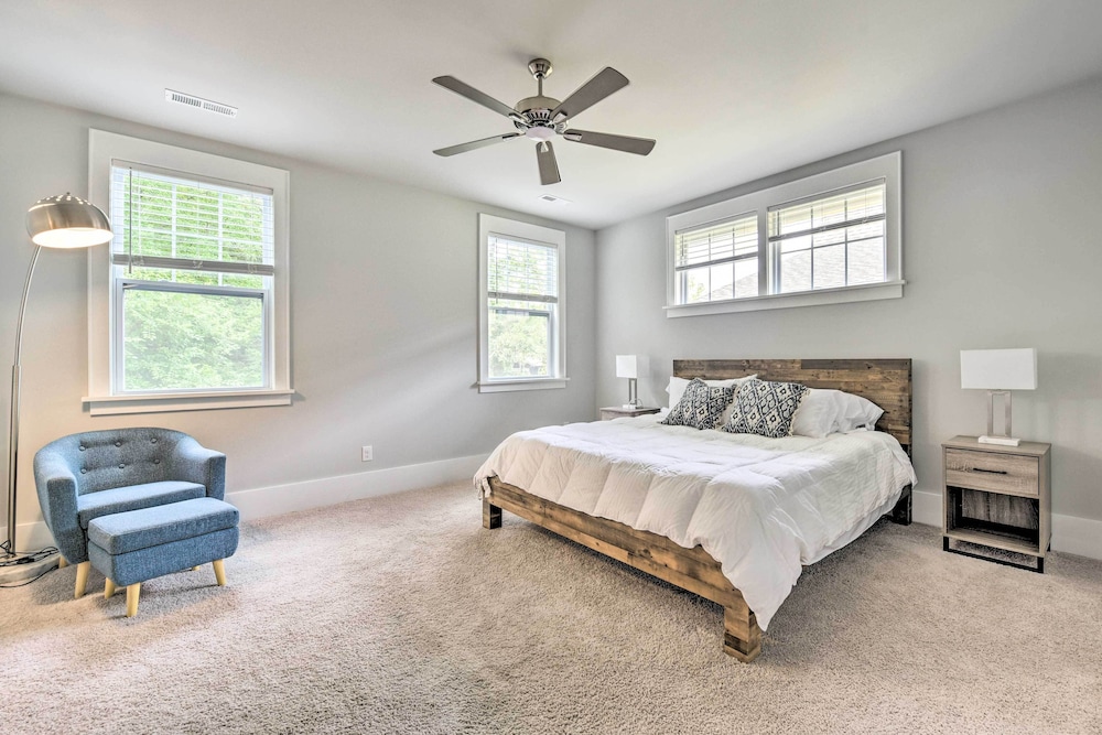 Modern Charlotte Home ~ 4 Mi to Downtown! view 2