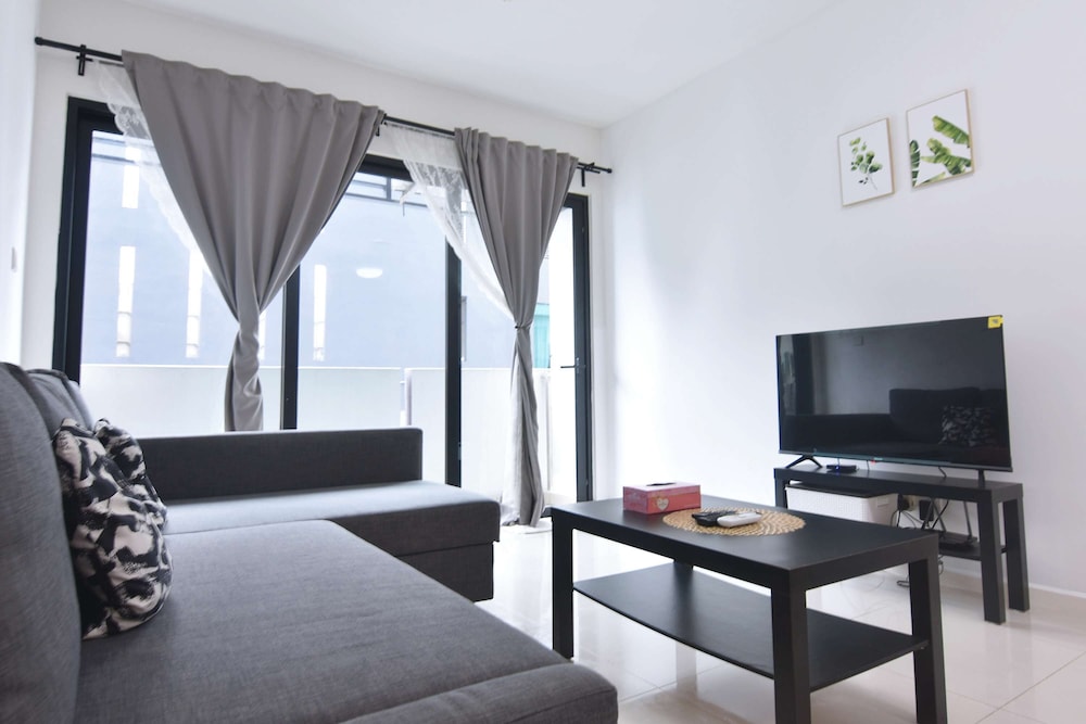 Chic Suasana JB Suite, Cozy Stay With Balcony