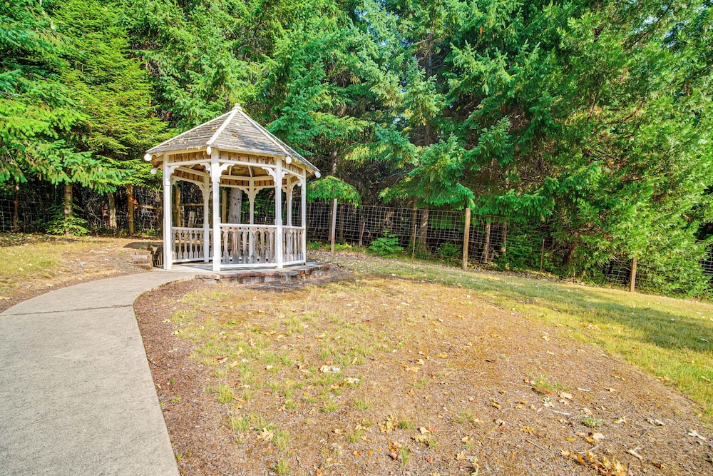 4 Mi to River: Umpqua Valley Villa w/ Fire Pit!