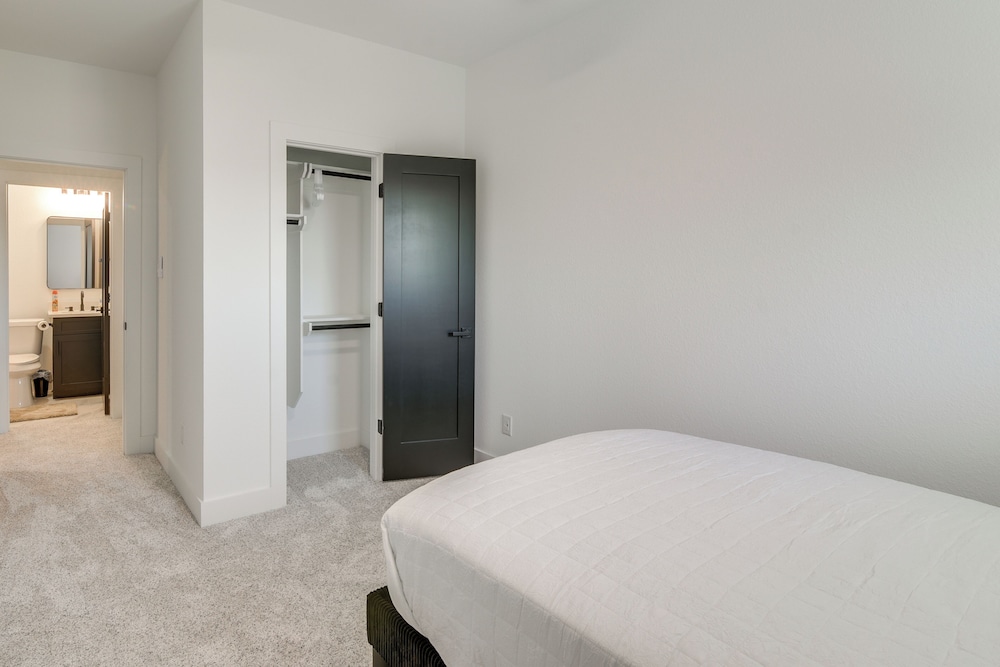 5 Mi to NRG Stadium: Modern Escape w/ Patio & Yard
