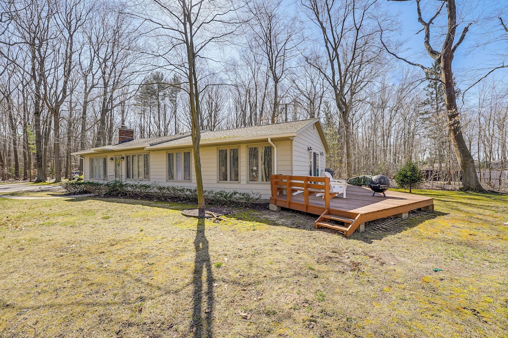 3 Mi to Duck Lake State Park: Home w/ Deck!