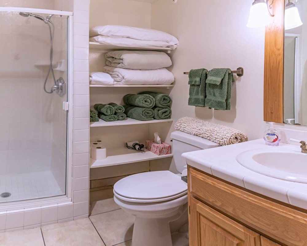 Ashland Vacations - Oak Sherwin House Near OSF - Property Image 11