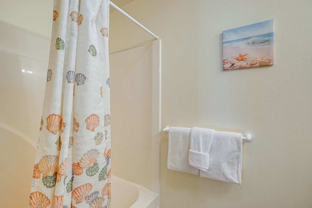 Walk to Shore: Home w/ Deck in Rockaway Beach!
