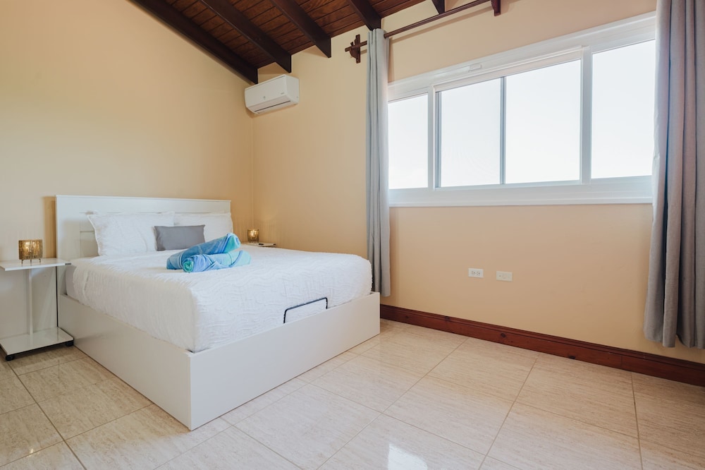 5 Bedroom Villa With Amazing View of Aruba Nature