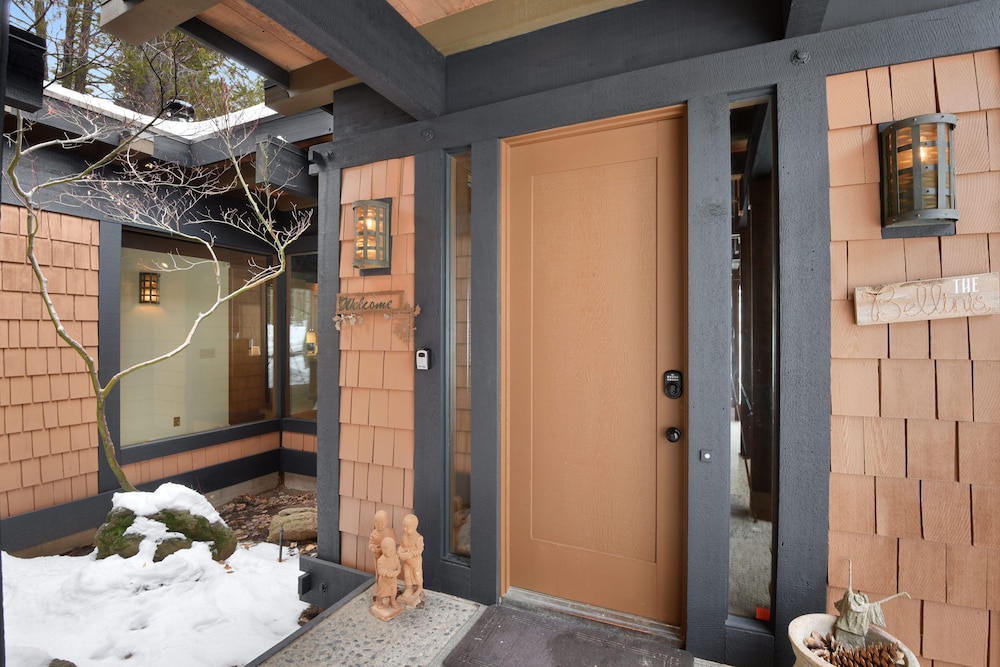 Joy on the River Stunning Waterfront Home for 10