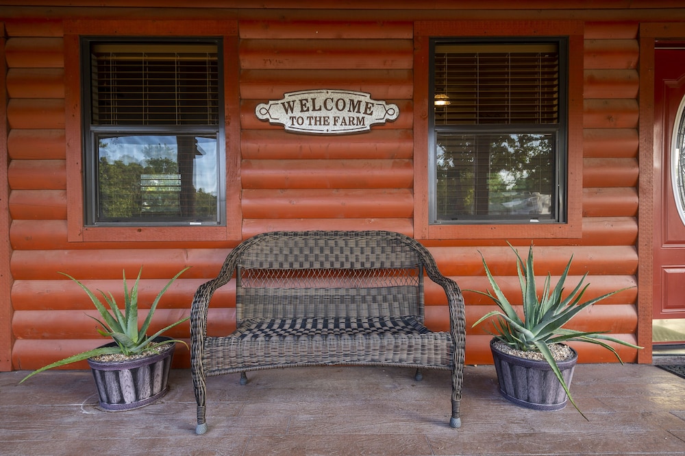 Hillsboro Vacations - Cabin 1 Rental 15 Minutes From Magnolia and Baylor - Property Image 1