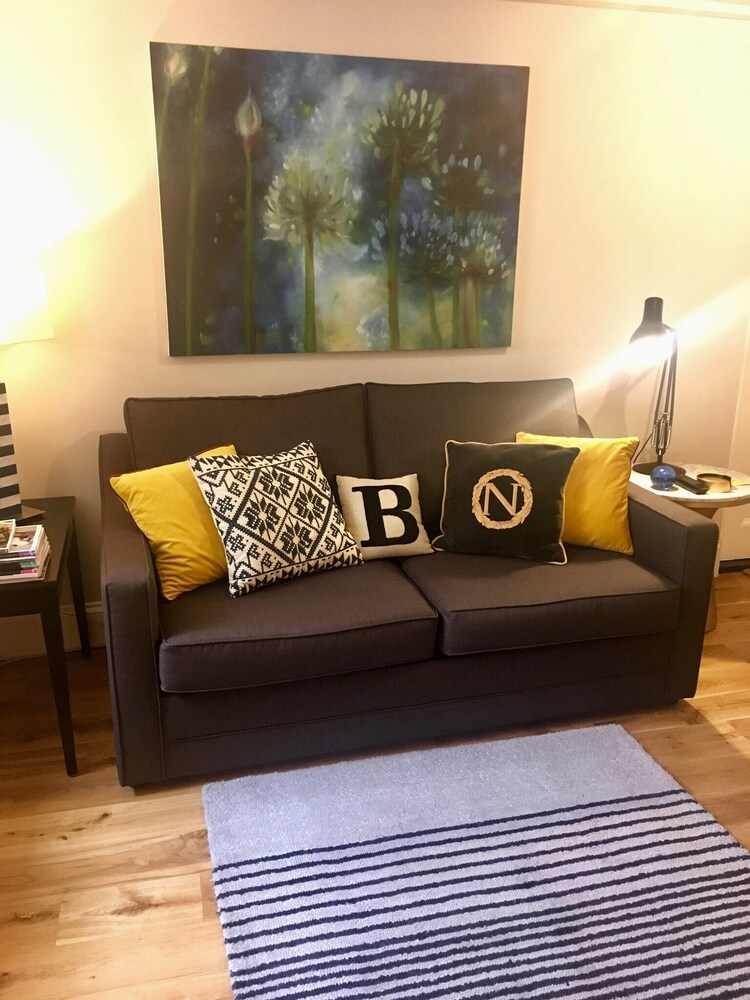 Beautiful 1BR in Historic St Aubin House view 4