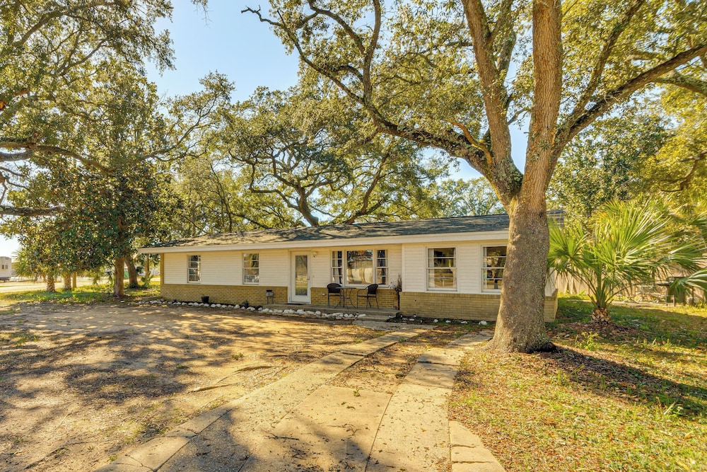 4 Mi to Beach: Spacious Fort Walton Beach Retreat!