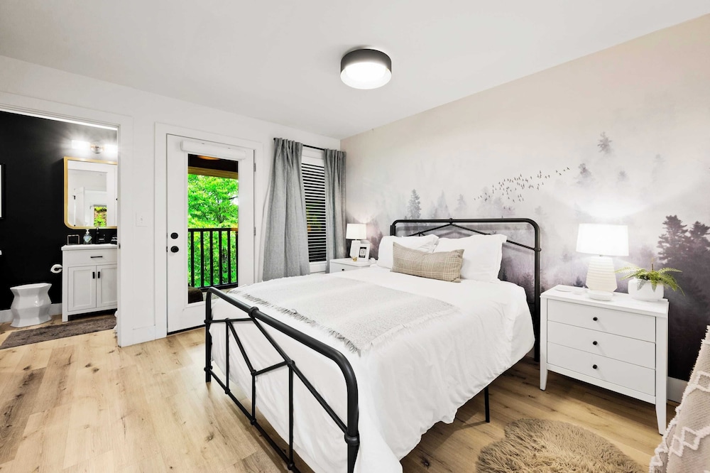 Sleeps 18 3 Suites at Firefly Mountain Lodge Indoor Pool, Hot Tub, Game Room, Firepits & Dining Spaces Just Minutes From Dollywood and Gatlinburg