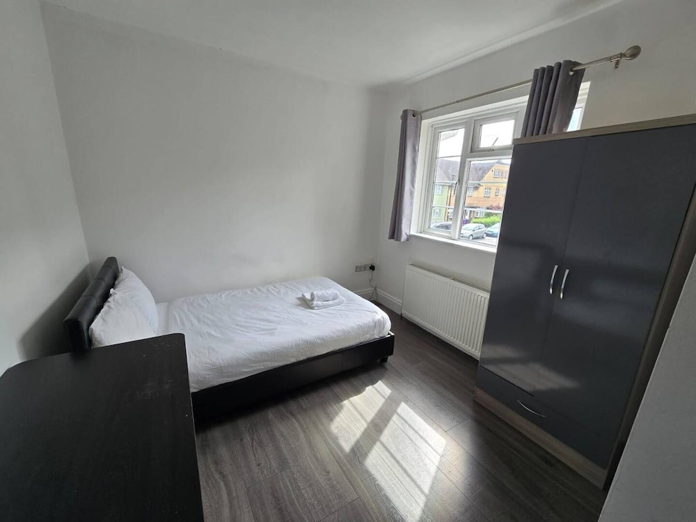 Limehouse Townhomes-4 Bedrooms,3 Bathrooms,garden view 2