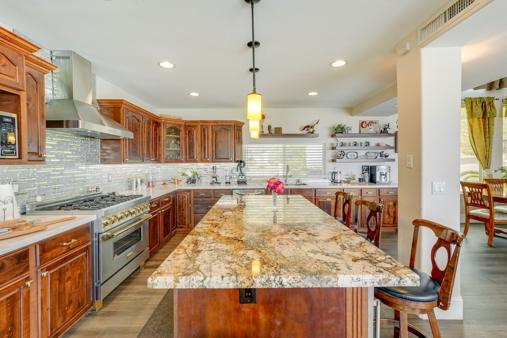 Spacious Arizona Escape - Pool, Hot Tub & Fire Pit