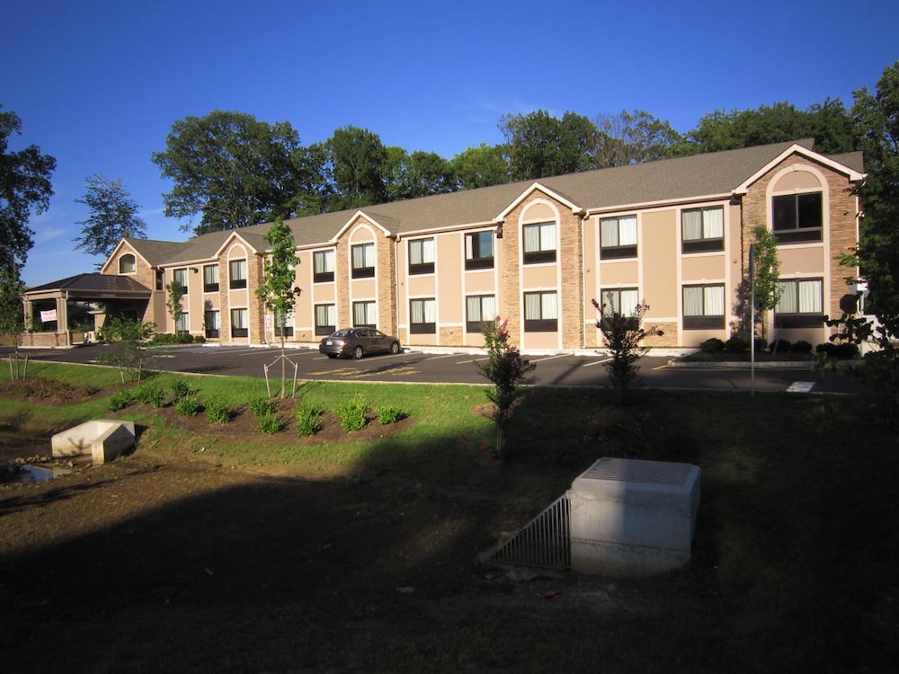 Red Carpet Inn And Suites Monmouth Jtc