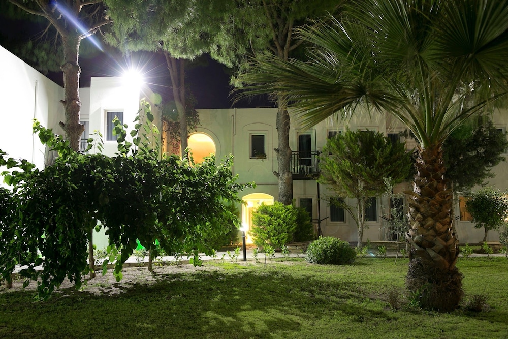 Bodrum Sea Side Beach Club Otel - Image 16