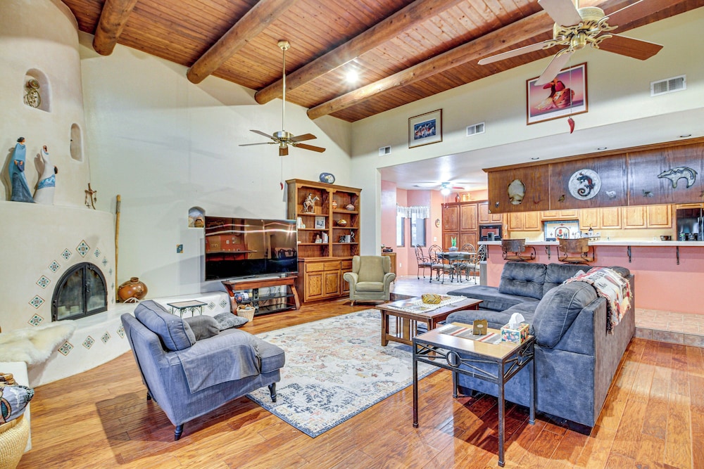Stunning Sandia Mtn Views: Rio Rancho Retreat
