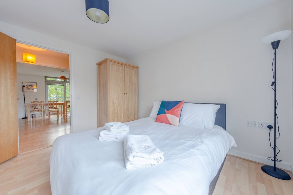 Spacious 2 Bedroom Apartment Near White City