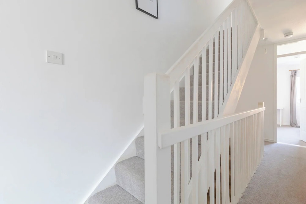 Lovely 4 Bed House w Garden, 1 Stop to Waterloo