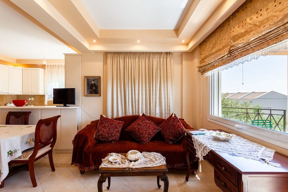 Verga Majestic Sunsets - Elegant Chic Retreat
