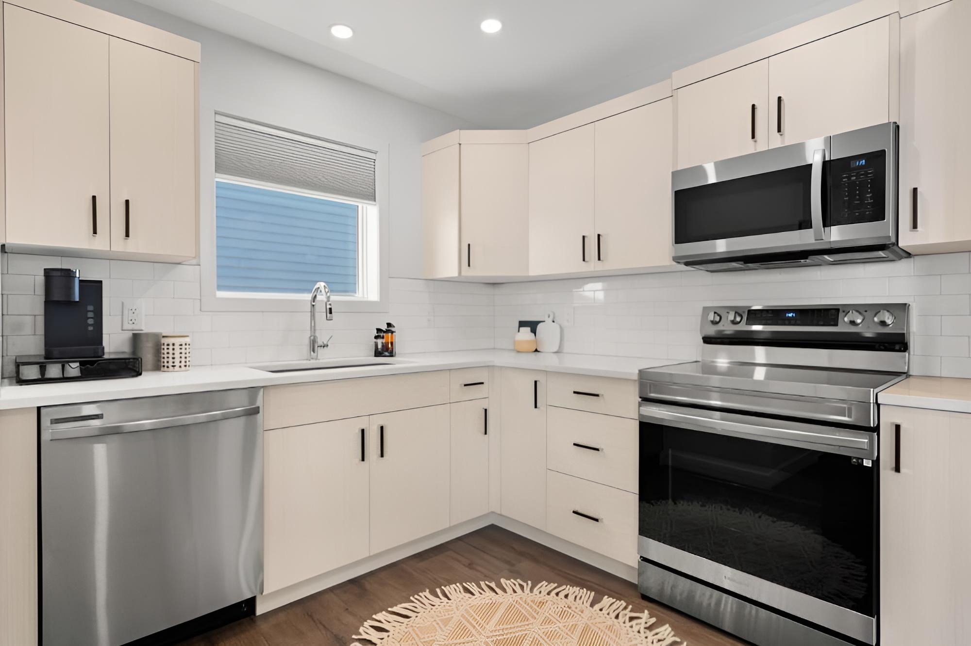 Centre Peak View No Service Fees Full Kitchen