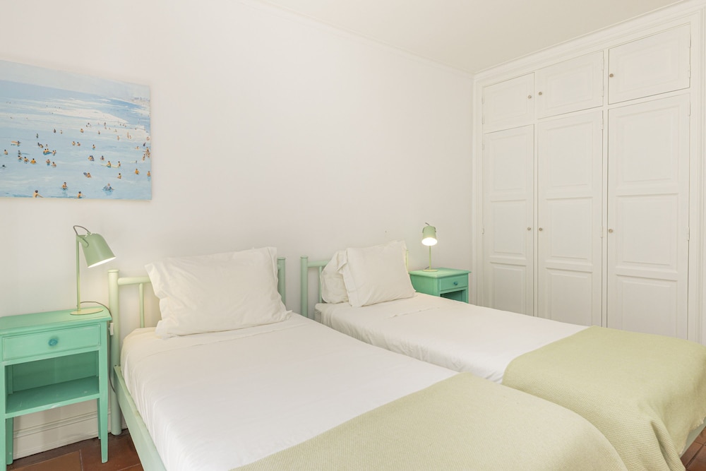 Coastal Charm Chalet by Cadenzalux