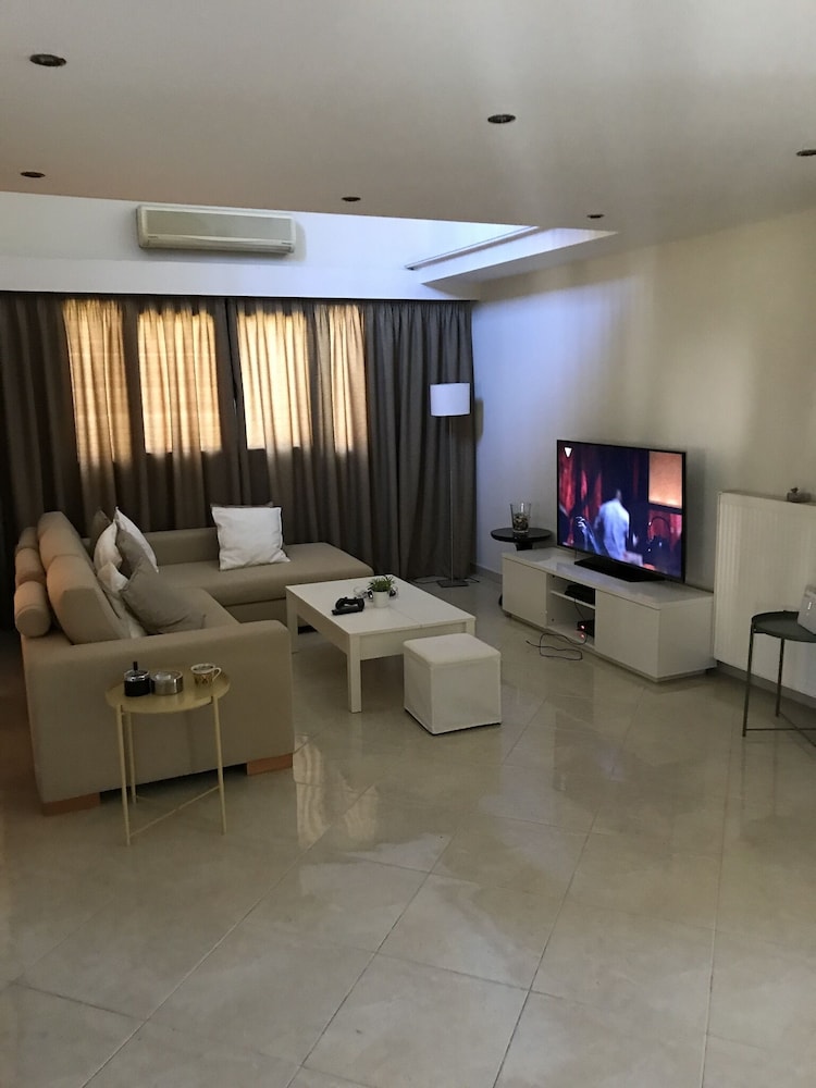 Charming 2-bed House in Kallithea view 5