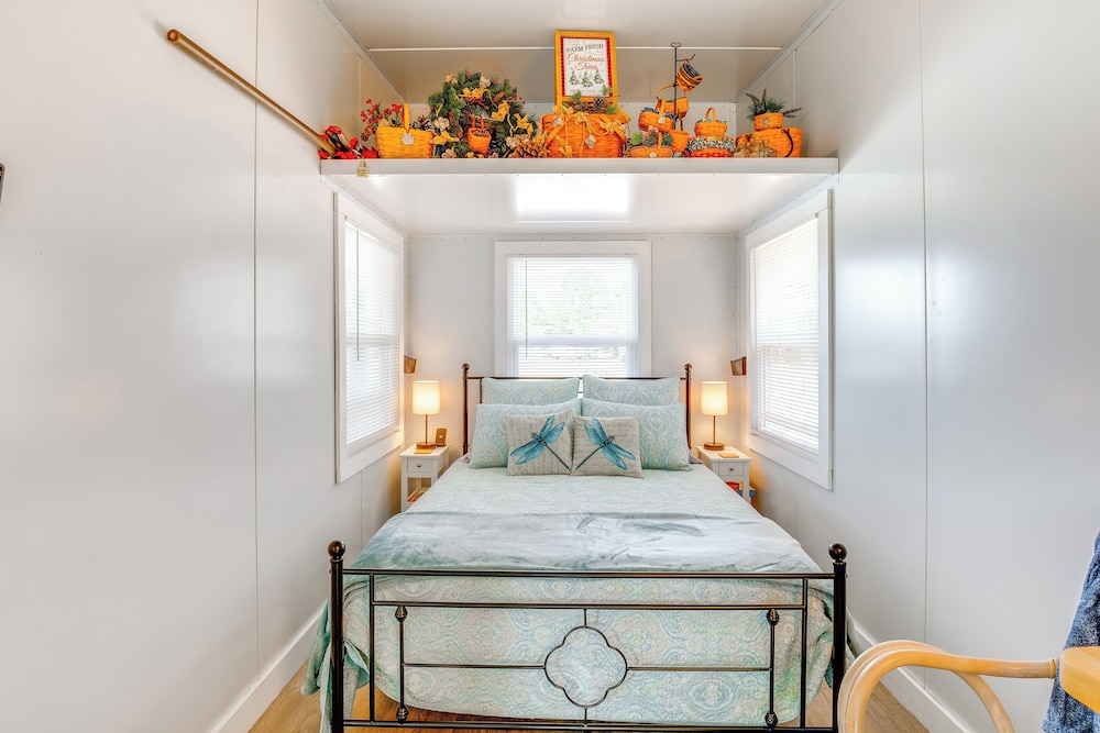8 Mi to Cathedral Caverns: Tiny Home Hideaway