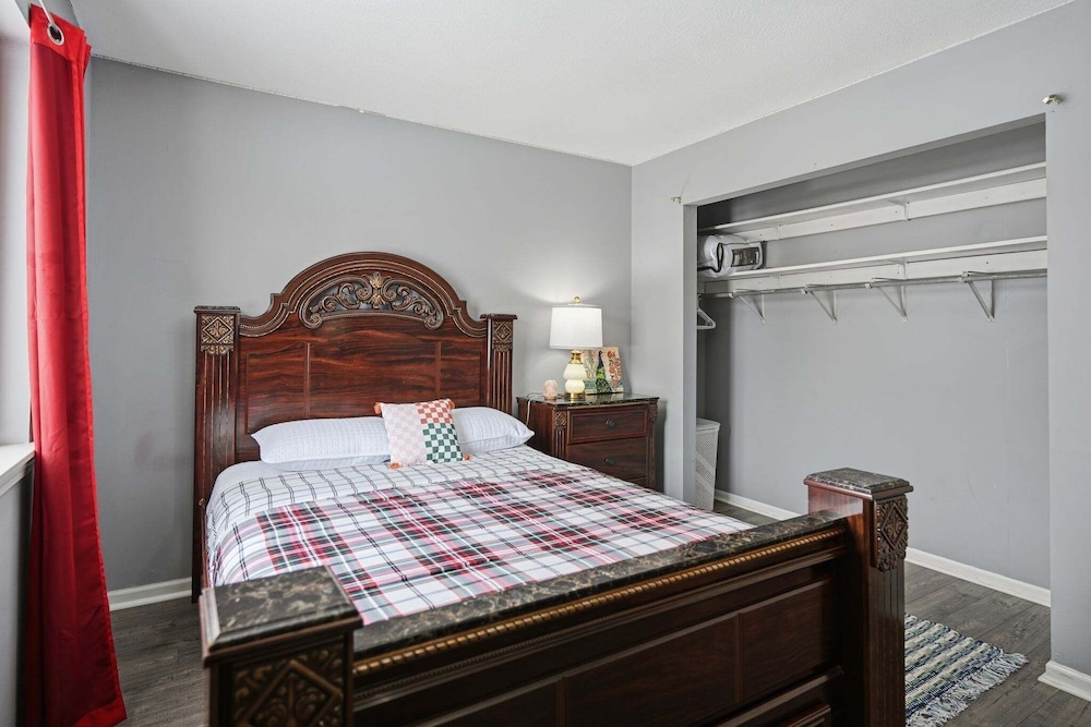 Bright 4br Near Msu & Downtown 4 Bedroom Home