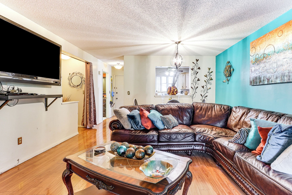 3 Mi to Dtwn New Haven: Colorful Condo w/ Yard!