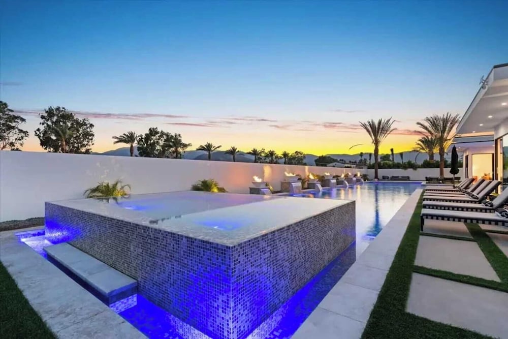 Sleeps 20 7-bedroom Villa w/ Pool, Putting Green & Hot Tub Bravo Villa #11 by Avantstay
