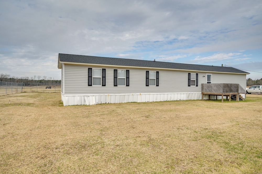 8 Mi to Dtwn Greenville: Bethel Home w/ Yard