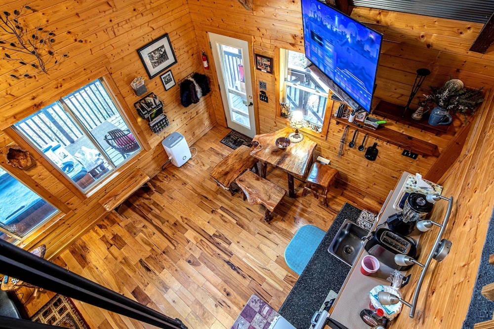Bear Creek Lodge and Cabins in Helen Ga - Pet Friendly, River on Property, Walking Distance to downtown Helen