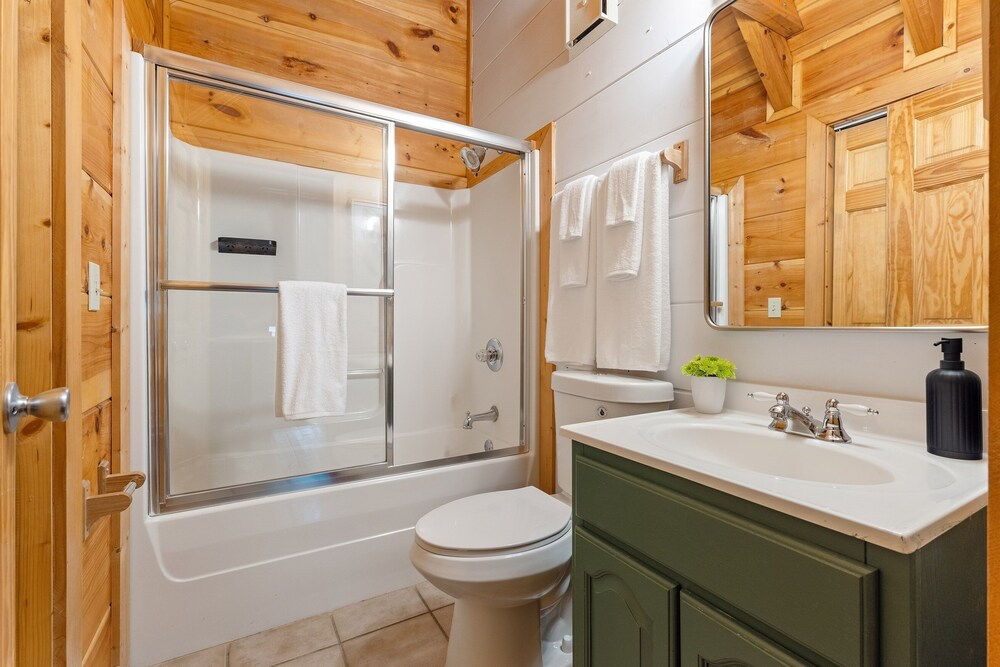 Yesteryear Mountain Charm Modern Vintage Retreat 5 Bedroom Home by Overmoon - Property Image 39
