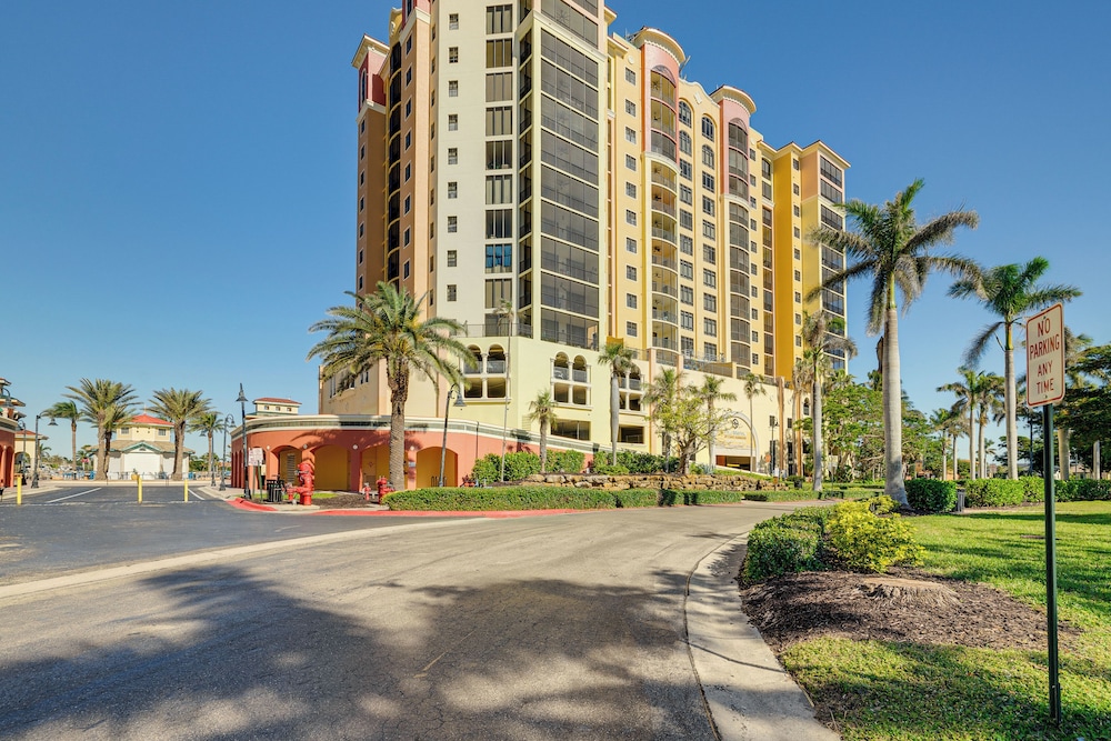 Walk to Marina + Restaurants: Cape Coral Escape!