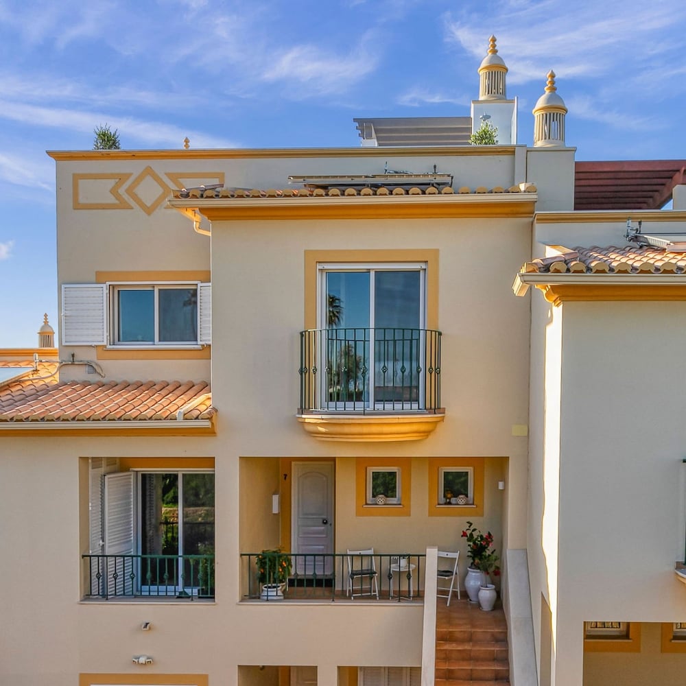 7 Boa Nova Immaculately Presented TWO Storey TOW