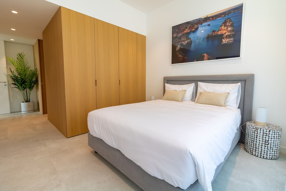 Lagos Deluxe 2 With Pool by Homing