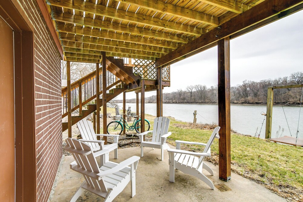 Riverfront Cabin Near Dtwn Pella w/ Game Room!