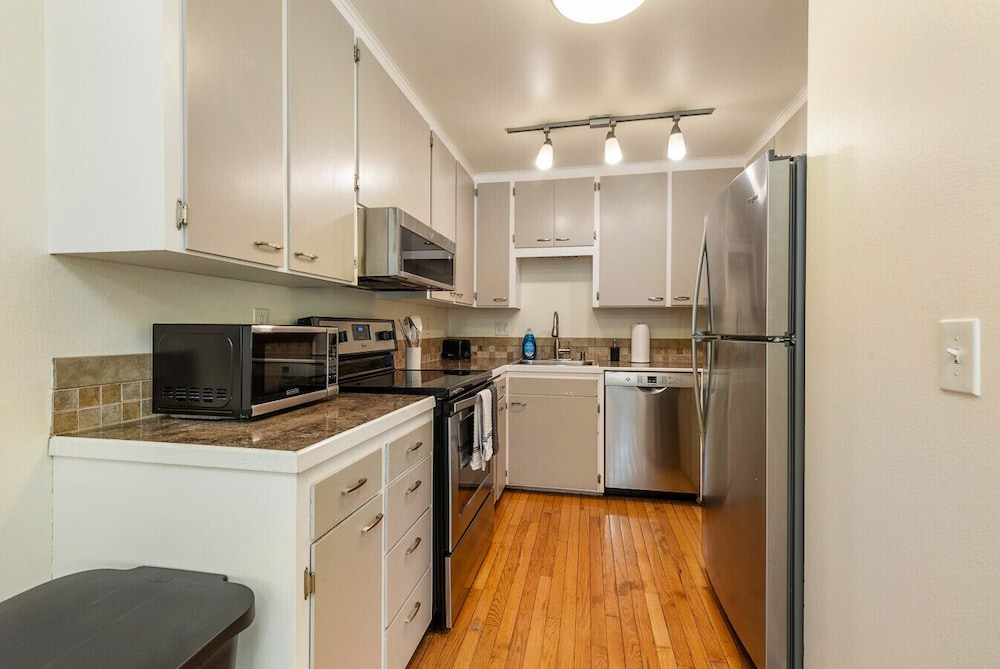 Family-friendly 2BR Home in Lynnwood w Parking