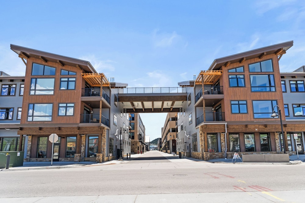 Skywalk Flats #305e : 2