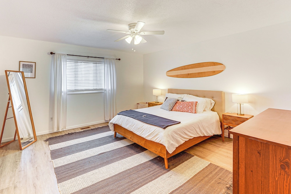 Lake View & Deck: Group Getaway in Whitehall!