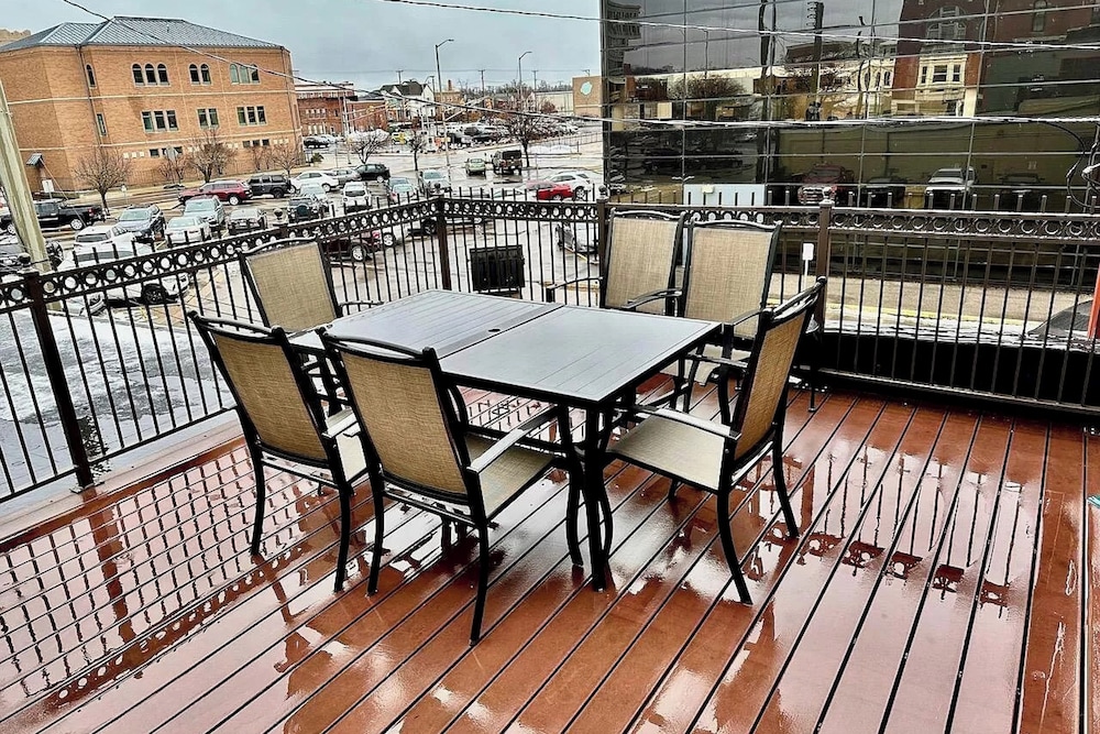 2BR Updated Dtwn Condo: Streaming, Patio, W & D