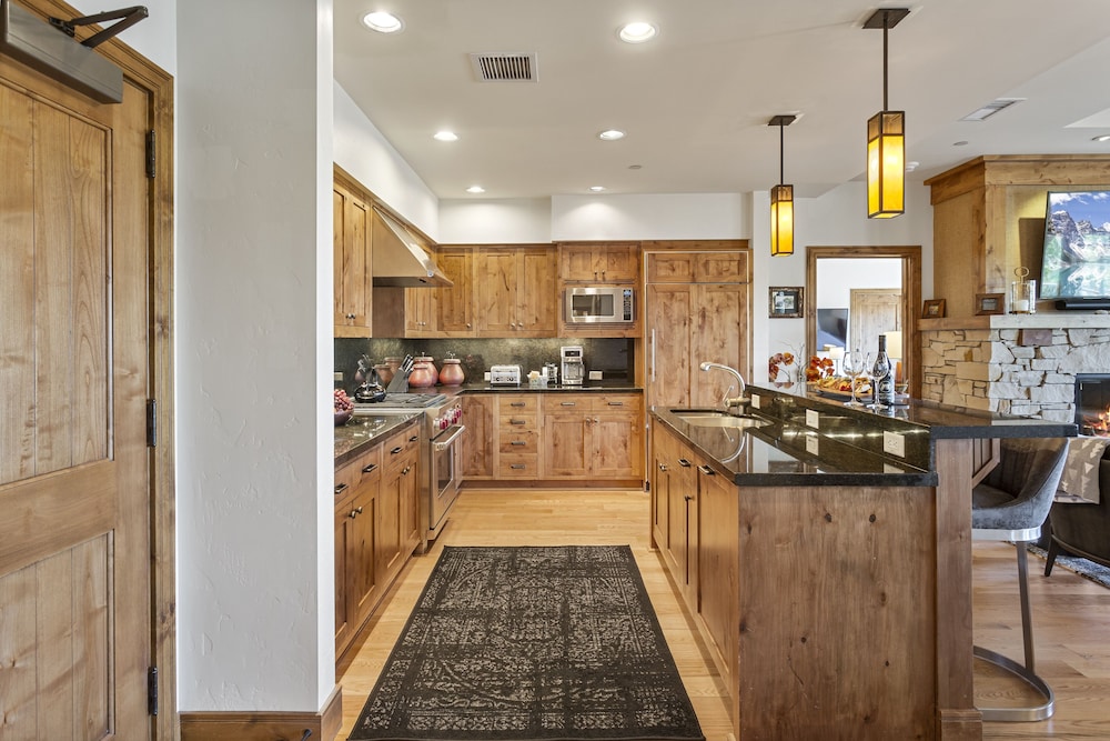 Shooting Star Lodge at Deer Valley Resort - Three Bedroom Deluxe Residence #201 3 Condo